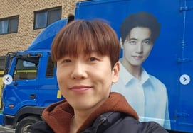 Won Bin công bố ảnh selfie cùng Nam Chang Hee sau 16 năm vắng bóng"Đẹp trai quá" [Star Issue]