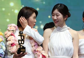 [相片儿] 金佳英-郑秀彬"大奖和新人王的微笑对决"