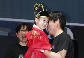 Kết thúc đáng yêu khi Wang Sana tìm đến lời chào trên sân khấu 'Kỷ niệm 10 triệu lượt xem' [★Ảnh]