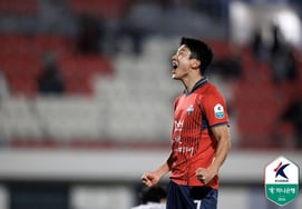 До театральной цели Ко Джэ Хёна, сражаясь с 10 людьми! Кимчхон, ничья 1: 1 с Кванджу... Открытие четырех игр подряд ничья 'Продолжение марша без поражения'