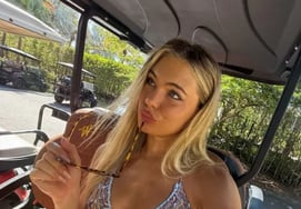 Застегнута молния, обнажила нижнее белье... Ледяная богиня, переоделась в бикини "Я влюбляюсь в Джейка Пола"