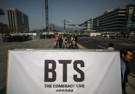 防弹少年团光化门公演在即。首尔市中心恐怖袭击警报"升级"