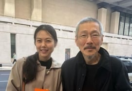 ホン・サンスとキム・ミニ、赤ちゃんの誕生日を前に旅行..非嫡出子の息子と空港で目撃 [スター・イシュー]