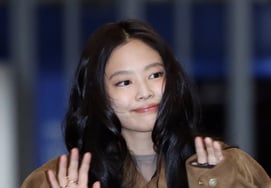 Jenny sở hữu headliner của 'Lola Falluja Chicago'Sự xuất hiện của Espa, Idle, Cortis