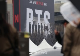 「K‑POPの地位を感じる」..BTS公演 D-3、紫色に染まった光化門広場 [★現場スケッチ総合]