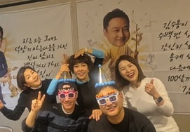 «Восстановление сознания» Ким Су Ён, баннер на «Празднике подарков» с Джи Сок Чжином.Что написал?