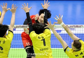 [フォト] 'KBのトリプルブロッキングを振り切れ！金鍾浩