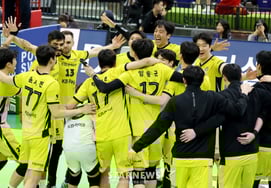 [一度にスッ] '韓電3-0でシャットアウト'春バレーに向かうKB、残念な繰り返されるビデオ判定