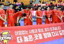 [フォト] 'KBに0-3で敗れ' 春のバレーボールから遠ざかる韓国電力