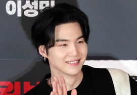 Suga (BTS) thể hiện tài năng chữa trị bằng âm nhạc cho trẻ em tự kỷ [Star Issue]