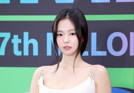 "历届最佳阵容" Jenny 头灯劳拉费卢杰全球粉丝的反应...Espa·I-DLE·柯蒂斯一同入城