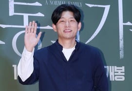 48-year-old Ko Jun, after breaking the news of his marriage..Resuming activities in earnest "Reviewing the next one."