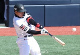 Ahn Hyun Min (KKT) tung cú home run 'bùm' ở vị trí đánh bóng đầu tiên trong trận đấu giao hữu [hiện trường Suwon]