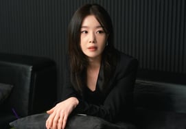 裴宗玉·韩善花，是母女关系。相机后两张脸 [莫扎·穆萨]