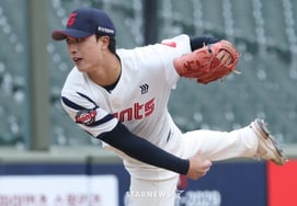 "Wow." Lotte is awesome! From his first year as a rookie in 2R, he stood in front of Choi Jun-yong and Kim Won-joong, and the head coach also smiled, saying, "He throws very well... "I'm also thinking about winning"