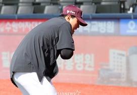 [Фото] Ким Гон Хи жалуется на боль