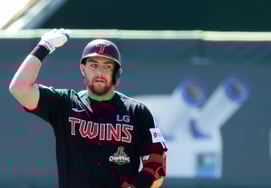 [Chụp ảnh] Đầu hiệp 1, khai báo cú đánh trúng bóng, Austin."