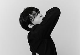 DAY6のウォンピル、後ろ姿を大胆に露出..ソロカムバックティーザーが公開された