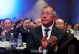 Hyundai Motor Group Chairman Chung Eui-sun's annual salary of KRW 17.461 billion last year...51.6 percent increase