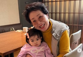 'Семейная изоляция' Пак Су Хонг, счастлива видеть дочь на руках бабушки."Спасибо.♥"