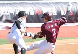 [Photo] Lee Joo Hyung, "I got hit by Ahn Hyun Min's shoulder."