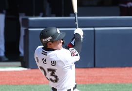 [Photo] Ahn Hyunmin's "A strong sense of hitting."