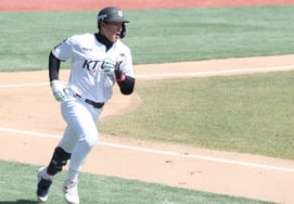 [Photo] Ahn Hyunmin's "Multi-hit is good."