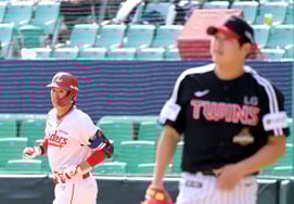 [Photo] Cho Hyung-woo, a pinch hitter solo home run in the bottom of the eighth inning against Han Deok-ju