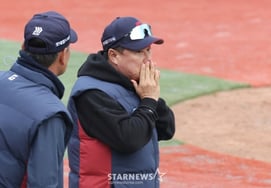 "It's not even a regular weekday game, but 2,368 people." The head coach also thanked, "I'll do well in the remaining exhibition games and show you a good game this season."" [the scene of Busan]
