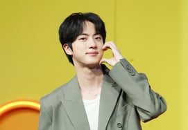 Dự đoán 260 ngàn người xem.Jin (BTS) gửi lời chào tới khán giả tại Gwanghwamun