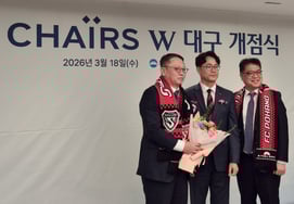 ポハン、'ウリ銀行 TWO CHAIRS W 大邱' 開店式に出席··· パートナーシップの強化