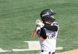 [相片儿] 柳贤振"流水般击出2垒打"