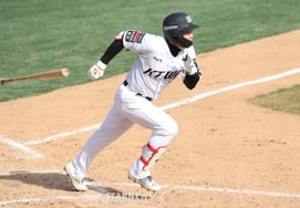 [Chụp ảnh] Cầu thủ bóng chày mạnh nhất Ryu Hyun-in chạy nhanh đến Suwon-sung