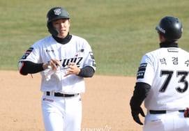 [Фото] Рю Хён Ин '2026 KBO привлекает внимание'