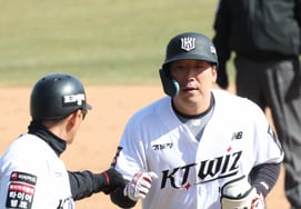 [相片儿] 金贤洙击出2垒打，替换大垒手