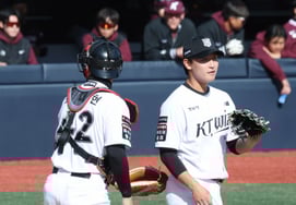 [Photo] Cho Daehyun calms down Park Jihoon