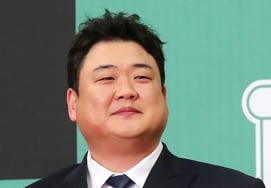 "FA"金峻铉在"无视粉丝"争议中分手离开SM C&C独自行动 [综合]