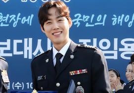 『夜明けの瞳』のペク・ソンヒョン、消防士に続き海洋警察1000人の公演に招待