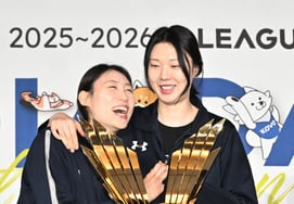 「事前に謝ります」「引退を控えるヤン・ヒョジンに向けたペ・ユナの『快活な宣戦布告』」