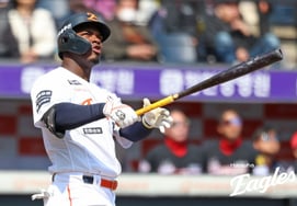 韩华队的"超大发"或"14球削球神功→安打→2人4独角戏"的期待感进一步增大，"18安打大爆发"，起亚队吴善宇击出3安打