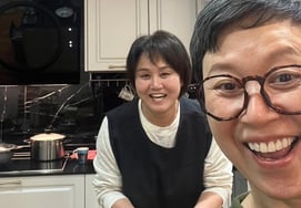 Lee Kyung-sil met Park Mi-sun, who is fighting cancer..Emotional feelings. "Hugging from the front."