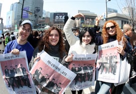 「ソウル中心部封鎖」外部メディアも驚いた..BTS光化門公演の人波が集結