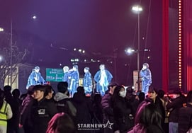 BTS đang đứng tại Quảng trường GwanghwamunMình sẽ dốc hết sức vào nó."" [Bài hát Arirang của BTS]