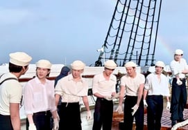 防弹少年团RM在回归LIVE之前 'SWIM' MV幕后花絮照...'7色彩虹'的感觉真好