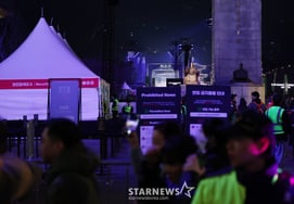 紫色に染まった光化門広場 [★写真]