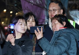 拿着阿米棒看直播 [★照片]