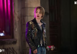 Jimin (BTS) tiếp tục cháy hàng tại Burgundy