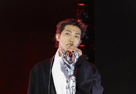 "Выступление возвращения Кванхвамуна" BTS RM извините" Склонить голову [человек.]