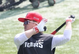 [Chụp ảnh] Kim Sun Bin khởi động với full swing