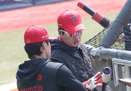 [Chụp ảnh] Kim Do Young và Kim Joo Chan tư vấn bằng dơi